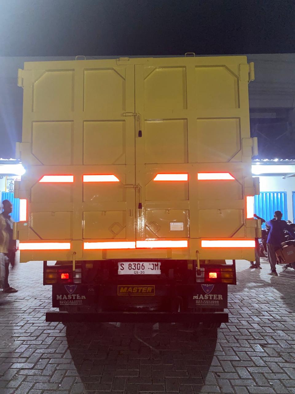 Armada logistik dan transporter Kalimantan Timur untuk proyek konstruksi