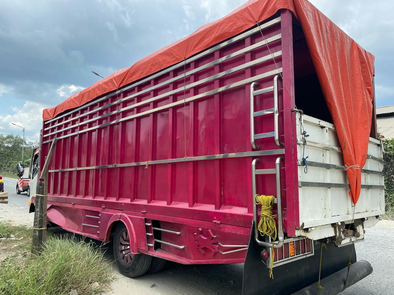 Pengiriman material proyek oleh transporter Kalimantan Timur PT Harum Jaya Karsa