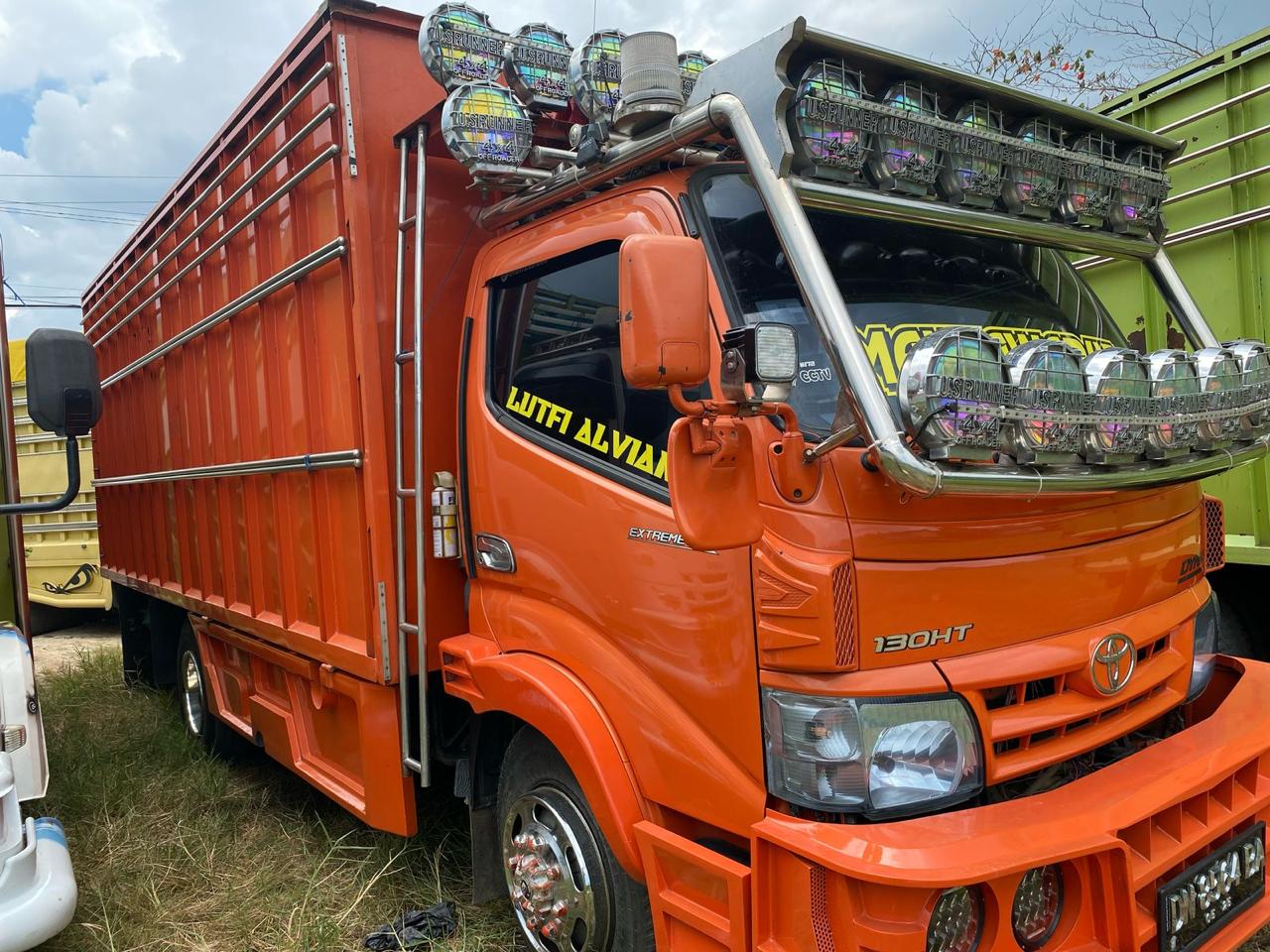 Proses bongkar muat barang proyek transporter Kalimantan Selatan