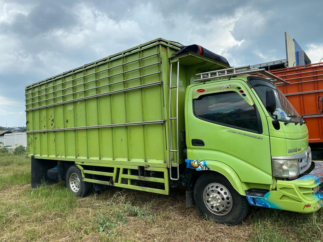 Armada truk fuso jasa transporter Kalimantan untuk pengiriman proyek